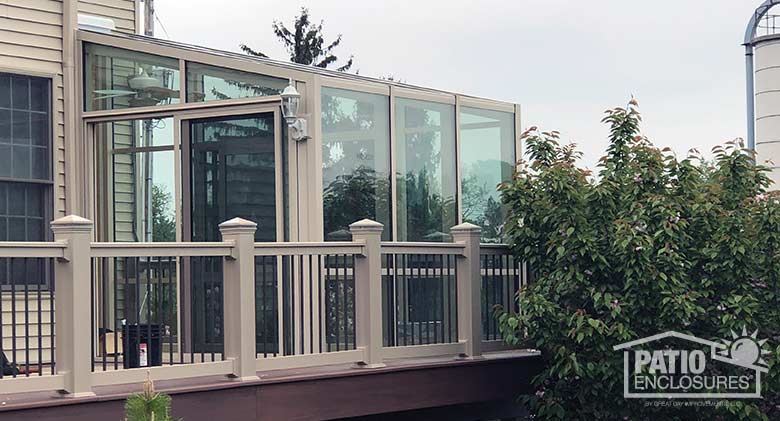 Sandstone solarium with aluminum frame and single-slope roof.