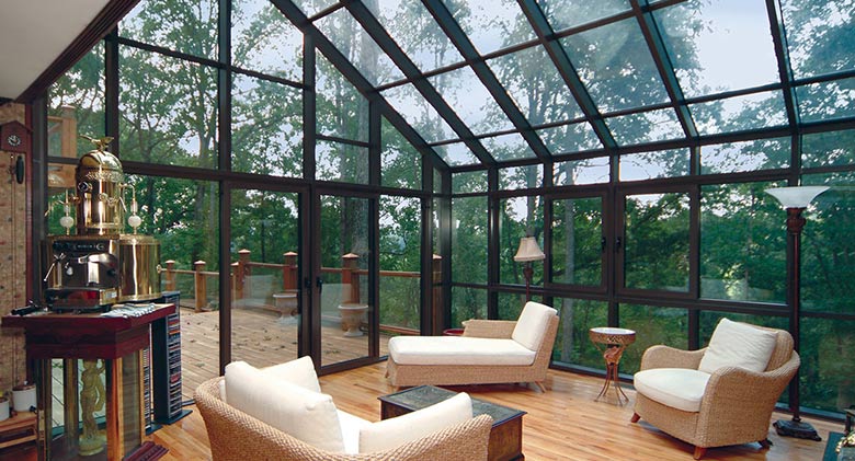 A bronze solarium allows for expansive views on three sides as well as views of the sky.